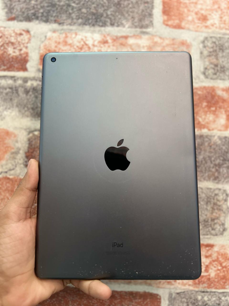 IPAD AIR OS 17.6.1  7th GEN 32GB(PREOWNED)